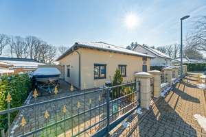 ++ Modernes Bungalow - mit 73 m² ausgebautem Dachgeschoss mit Wohncharakter ++ – Die vollständige Adresse der Immobilie erhältst du vom Anbieter., 75180 Büchenbronn, Pforzheim – Vorschaubild 1
