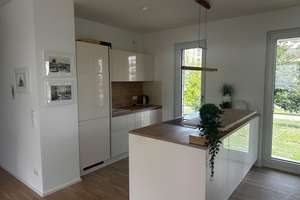 Riedberg: 3-Zimmer-Neubau mit Einbauküche, zwei Bädern, Loggia und TG-Platz – 60438 Kalbach-Riedberg, Frankfurt am Main – Vorschaubild 4