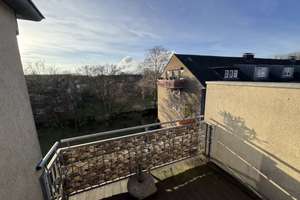 Attraktive 2-Zimmer-Dachgeschosswohnung mit Balkon, Stellplatz und neuer Einbauküche in Huckingen – Biegerfelder Weg 39, 47259 Huckingen, Duisburg – Vorschaubild 2