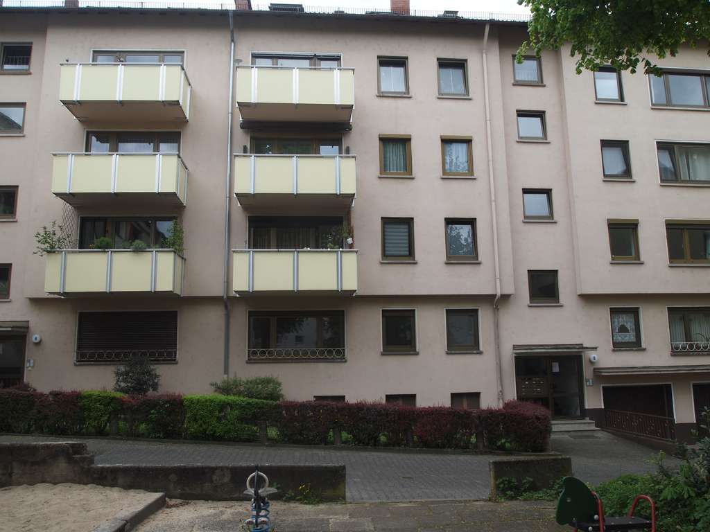 Renovierte 3 Zi.-Wohnung (85 qm ),gr.Balkon,TGl.-Bad,in ruhiger Lage-Frankfurt am main/ Oberrad.