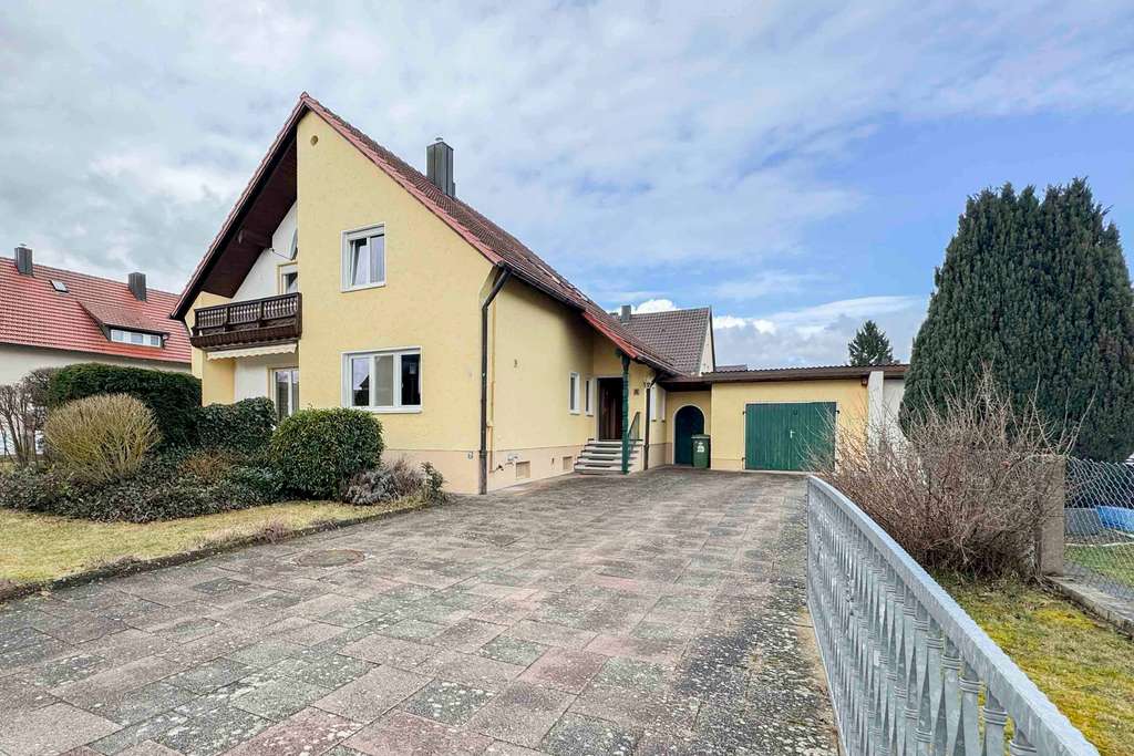 Immobilie in Riekofen - Charmantes Einfamilienhaus mit großem Garten und Gestaltungspotenzial in Sünching - Bild 0