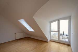 3 Zimmer Dachgeschosswohnung mit Sonnenterrasse und Balkon – Allacher Strasse 6, 85757 Karlsfeld – Vorschaubild 4