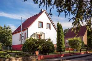 HORN IMMOBILIEN++ Burg Stargard, Einfamilienhaus mit Garage und geschlossener Veranda, Randlage – Die vollständige Adresse der Immobilie erhältst du vom Anbieter., 17094 Burg Stargard – Vorschaubild 2