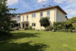 Modernes Generationenhaus mit zwei separaten Wohneinheiten, Pool und nachhaltiger Energietechnik!