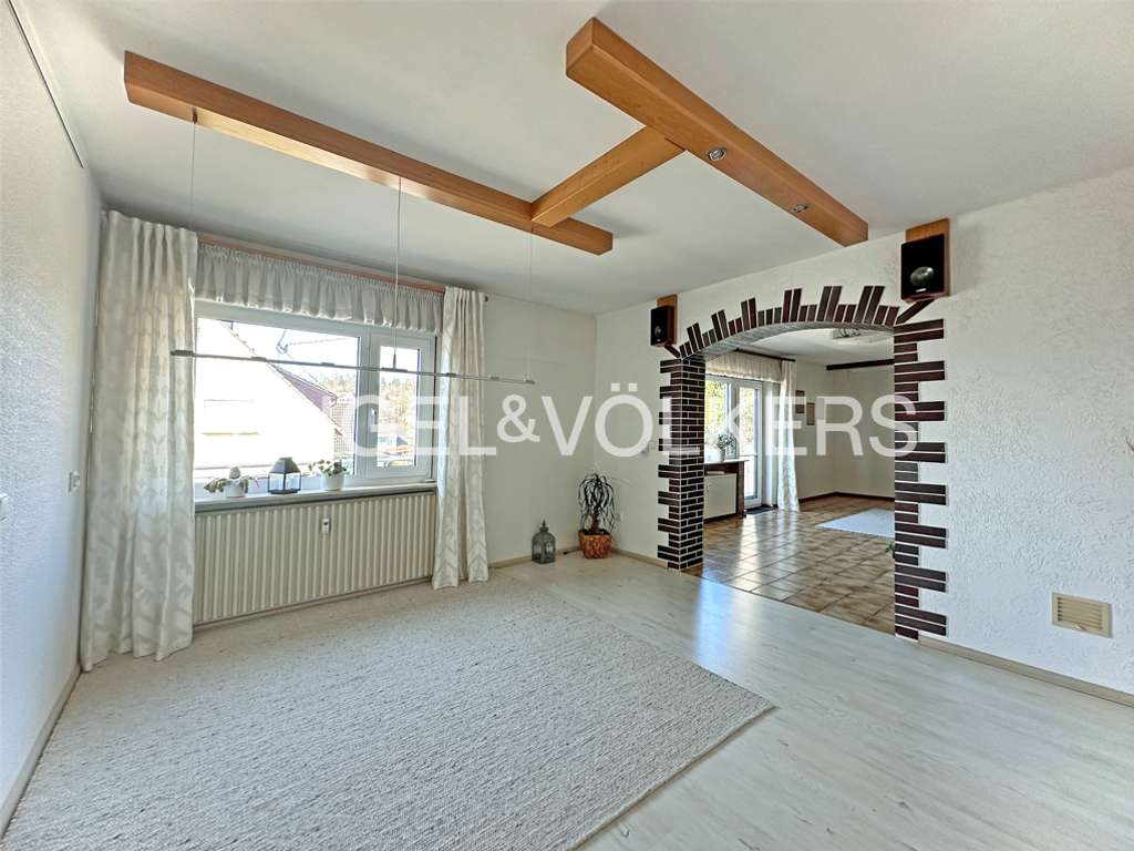 Immobilie in Kadenbach - Modernisiertes Zweifamilienhaus mit Fernblick und PV-Anlage - Bild 2