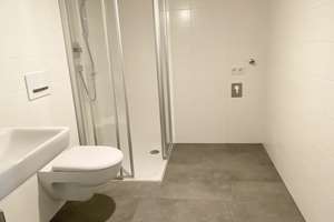 Neuwertige Wohnung mit zwei Zimmern sowie Balkon und Einbauküche in München – Ankoglstraße 00, 81825 Waldtrudering, München – Vorschaubild 2
