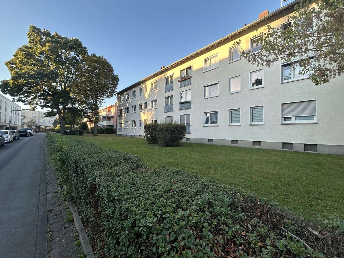 Helle 2-Zimmer-Wohnung mit Tageslichtbad und Einbauküche, Frankfurt am Main – Bild 1