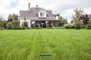 Freistehendes Einfamilienhaus mit Wintergarten und Großgarage