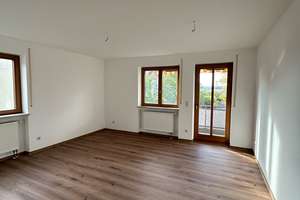 Frisch renovierte 4-Zimmer-Wohnung im 1. Obergeschoss mit Balkon in Kitzingen