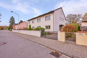 Pure Lebensqualität – charmante Zweifamiliendoppelhaushälfte im Familienidyll – Die vollständige Adresse der Immobilie erhältst du vom Anbieter., 64297 Eberstadt, Darmstadt – Vorschaubild 1