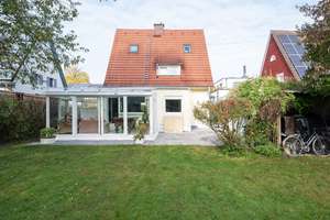 Charmantes Siedlungshaus mit Potenzial in Top-Lage mit großem Grundstück – Die vollständige Adresse der Immobilie erhältst du vom Anbieter., 81829 Trudering-Riem (Ortsteil), München – Vorschaubild 2