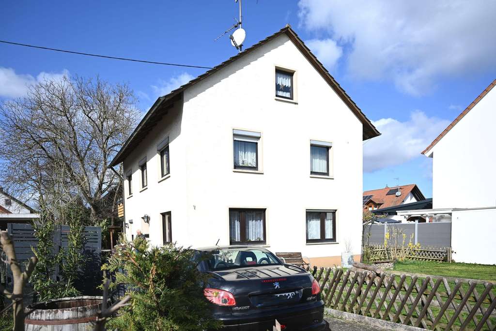 Immobilie in Reute - Vermietetes Ein- bis Zweifamilienhaus mit großem Grundstück - Bild 1