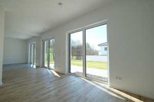 Familienidylle trifft Zukunft – KfW-40 Haus mit PV-Anlage & Einliegerwohnung in naturnaher Lage – Amberg-Sulzbach (Kreis) – Vorschaubild 14