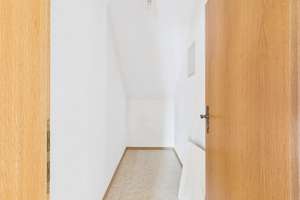 Renovierungsbedürftig aber sofort verfügbar! 3-ZKB im Dachgeschoss, zwei Balkone, Garage und Keller! – Die vollständige Adresse der Immobilie erhältst du vom Anbieter., 85053 Südost, Ingolstadt – Vorschaubild 19