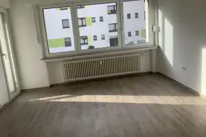 Renovierte 4-Zimmer-Wohnung mit großem Balkon! – Schlesische Str. 14, 49088 Osnabrück – Vorschaubild 3