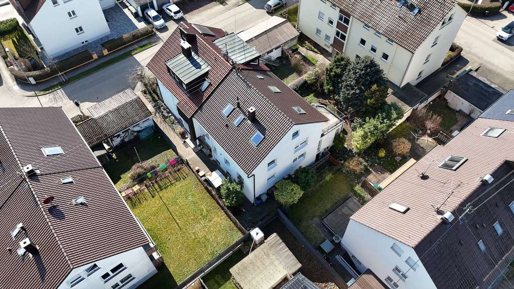 Immobilie in Kernen im Remstal - Teilweise vermietetes Drei-Famnilienhaus in energetisch guten Zustand mit Garten und Terrasse - Bild 1