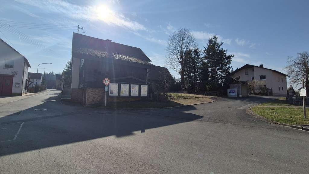 Immobilie in Marktrodach - Großzügiges Wohnhaus mit großer Scheune, Garagen und Garten - Bild 3