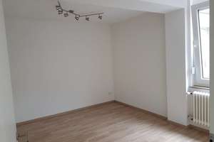 Geräumige 2-Zimmer Souterrain-Wohnung mit EBK in Erlangen – Wacholderweg 39, 91058 Sebaldus, Erlangen – Vorschaubild 2