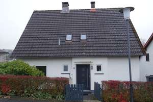 Freistehendes Zweifamilienhaus mit ELW in Top-Lage in Gersfeld zu verkaufen – Am Komberg 62, 36129 Gersfeld (Rhön) – Vorschaubild 1
