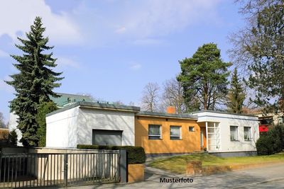 Im Außenbereich - Bungalow mit Garten und 2 Garagen
