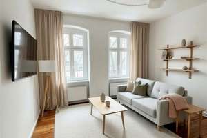 Charmante bezugsfreie Altbauwohnung mit Balkon und klassischen Details