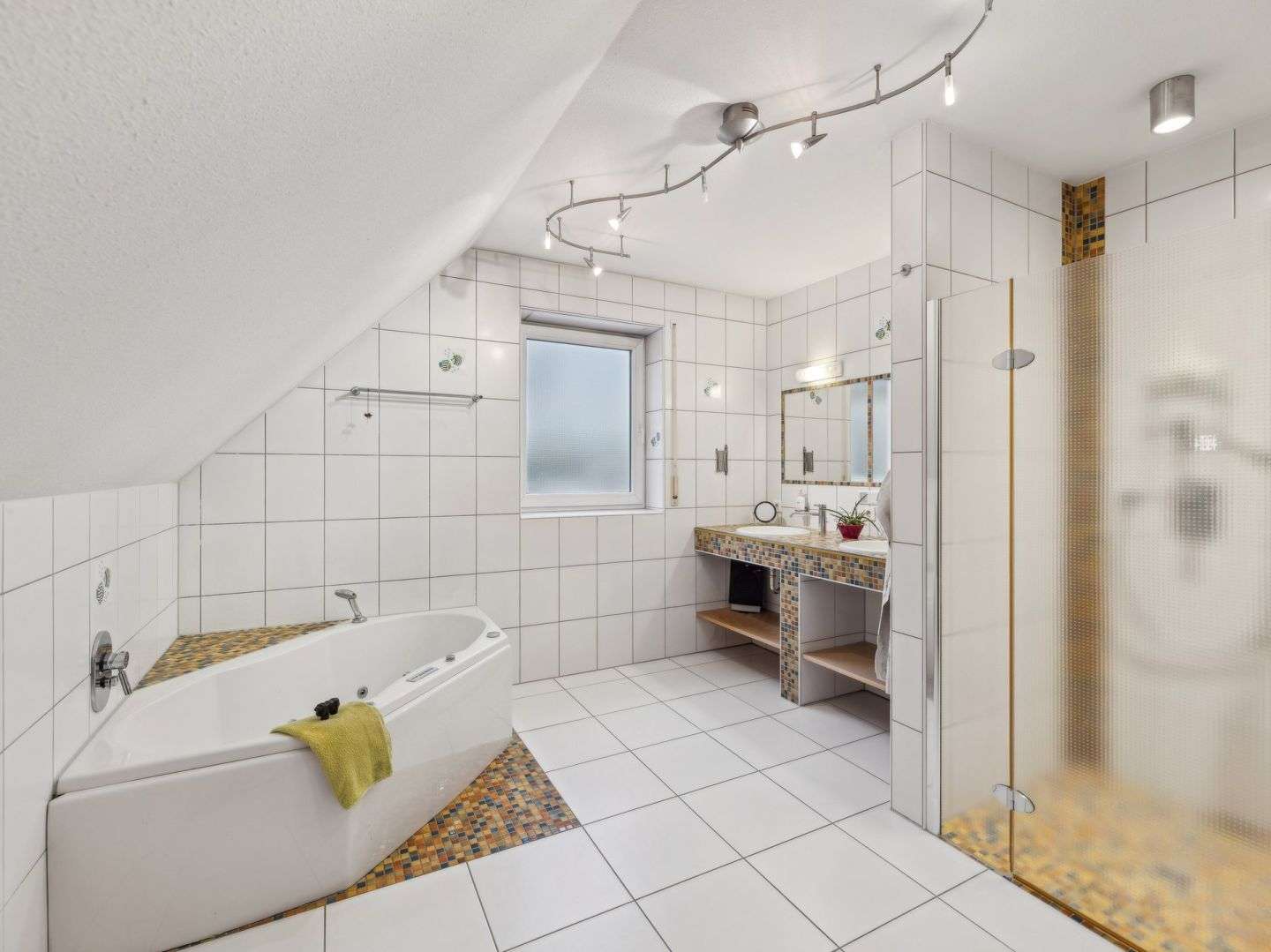 Immobilie in Neustadt an der Aisch - Exklusives Zweifamilienhaus in bevorzugter Lage von Neustadt an der Aisch - Bild 9