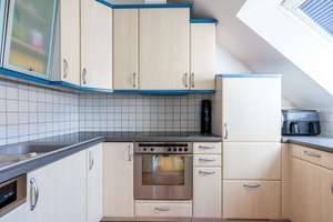 Lichtdurchflutete 4-Zimmer-DG-Wohnung mit Süd-Dachterrasse und neuer Hybrid-Wärmepumpenheizung – Die vollständige Adresse der Immobilie erhältst du vom Anbieter., 81475 Fürstenried-West, München – Vorschaubild 9