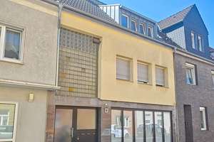 Eigennutzung oder Kapitalanlage: modernes Wohn- und Geschäftshaus in zentraler Lage, Köln-Flittard