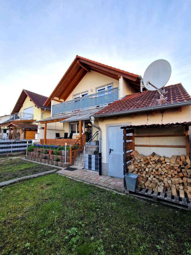 Immobilie in Graben-Neudorf - Gepflegtes Zweifamilienhaus mit Garten, Garage und 4 Stellplätze in Graben-Neudorf - Bild 2