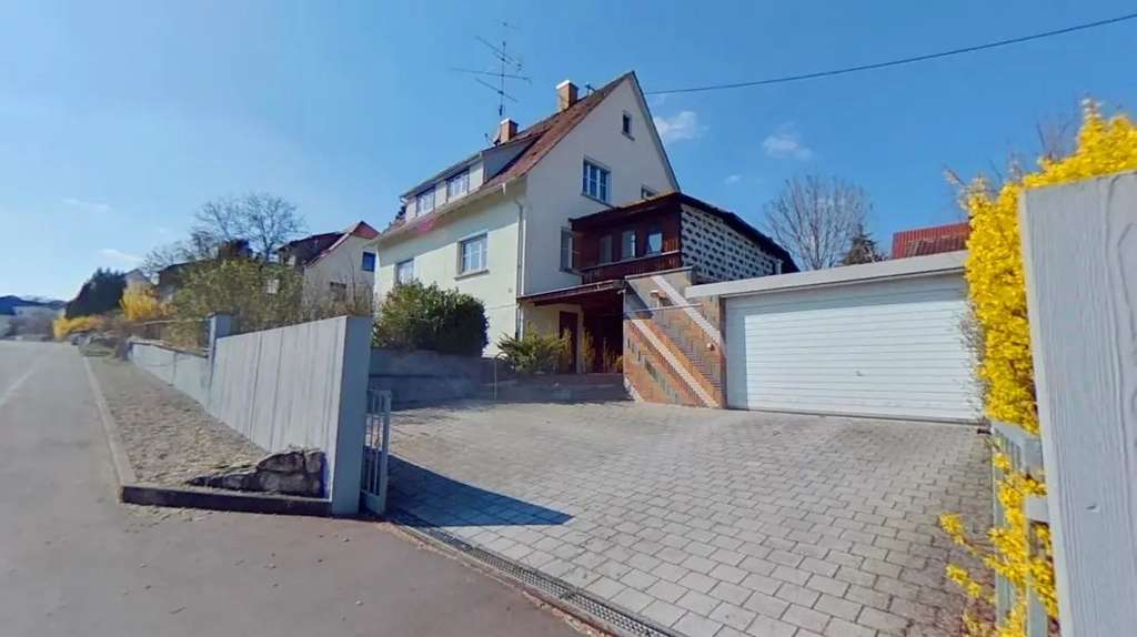 Immobilie in Blaustein - Ein-/Zweifamilienhaus mit Garage in Blaustein, 6 Zimmer, 148 m² Wfl. - Bild 0