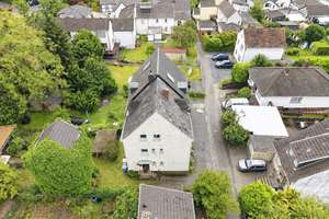 Entwicklungsfähige Doppelhaushälfte mit Garten in Bonn-Oberkassel-Nord frei ab August