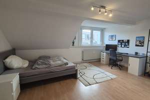 Drei Zimmer in der Innenstadt (R7): Helle Dachgeschosswohnung mit Balkon