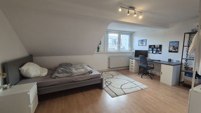 Drei Zimmer in der Innenstadt (R7): Helle Dachgeschosswohnung mit Balkon