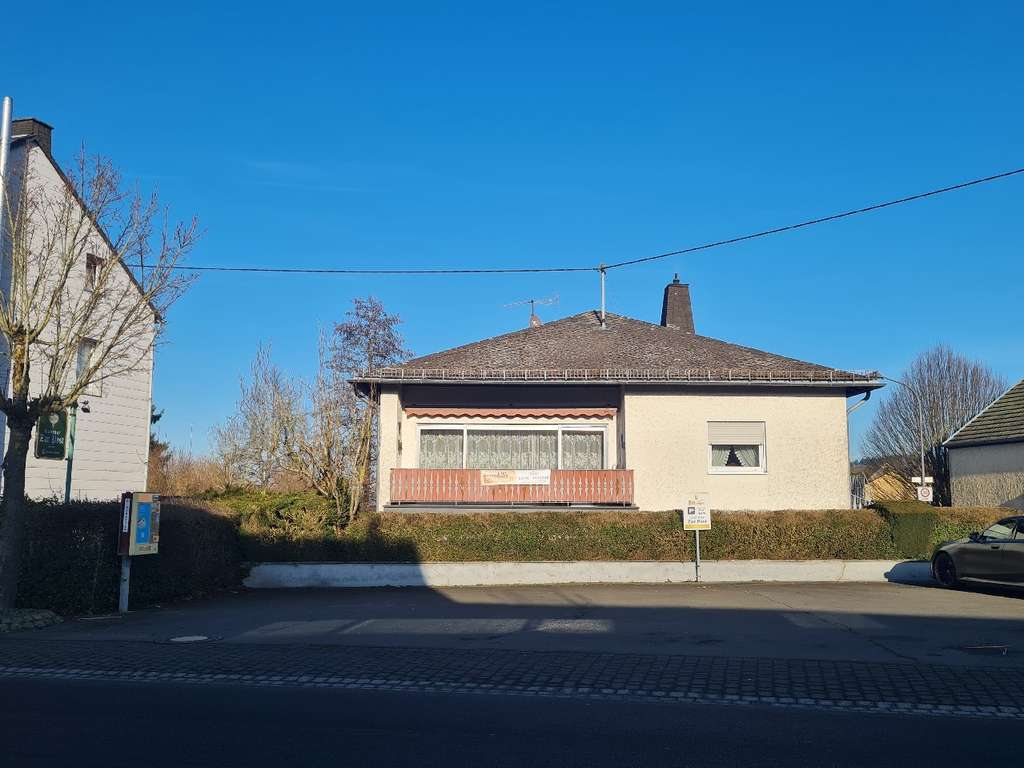 Immobilie in Walsdorf - Sehr gepflegtes EFH - mit 2 Wohneinheiten, Balkon, Terrasse,Garage,Rollstuhllift in Walsdorf - Bild 1