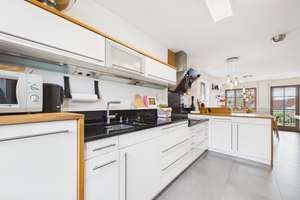 Wohlfühloase mit Gartenidylle: Modernisiertes Haus mit Einliegerwohnung, Doppelgarage und PV-Anlage – Die vollständige Adresse der Immobilie erhältst du vom Anbieter., 84137 Vilsbiburg – Vorschaubild 5