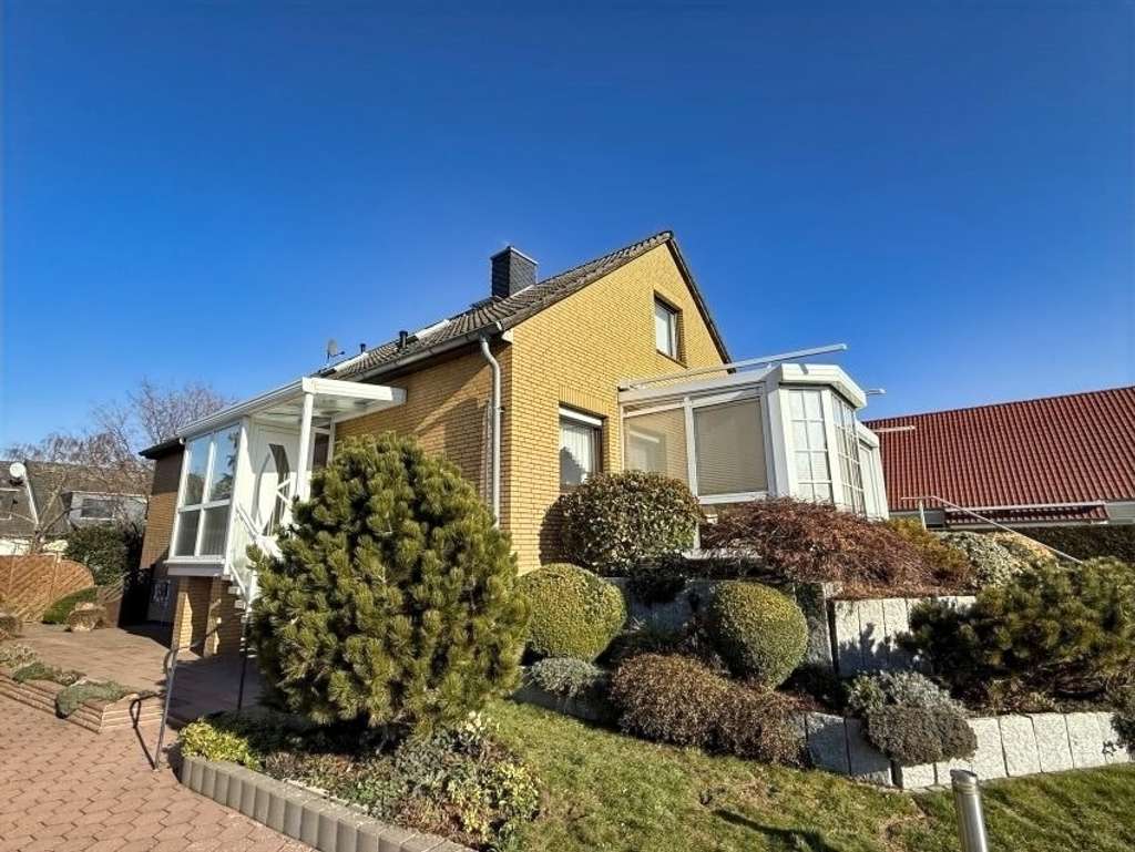 Immobilie in Gehrden - Attraktives Ein-/Zweifamilienhaus in idyllischer Feldrandlage - Bild 1