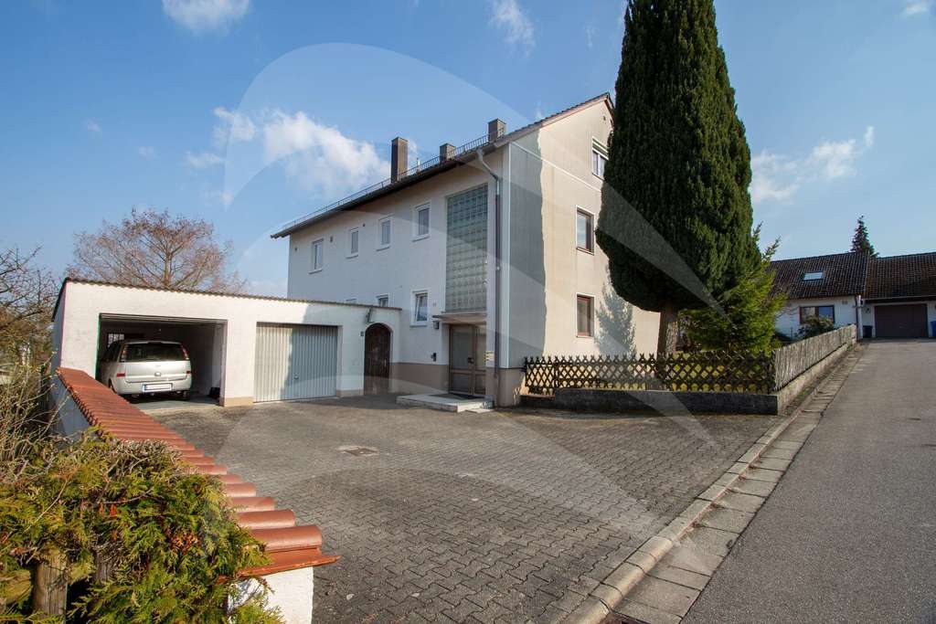 Immobilie in Mallersdorf-Pfaffenberg - Investmentchance: 3 Wohneinheiten plus zusätzliches Baugrundstück - Bild 0