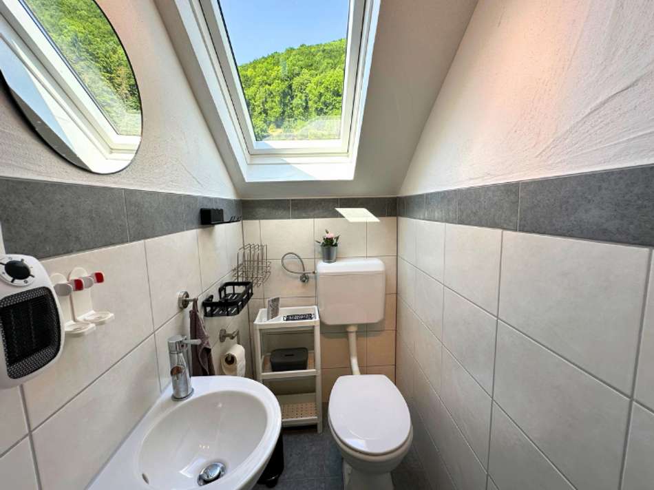 separates WC