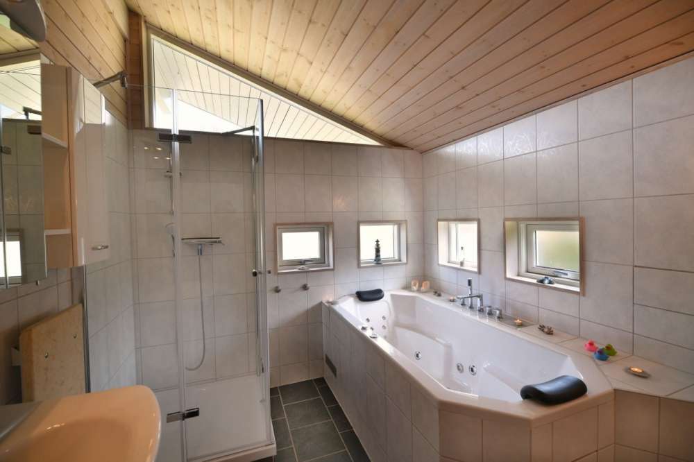 Immobilie in Lindow (Mark) - Bungalow-Ferienhaus mit angelegtem Gartengrundstück, Pool beheizbar, finnische Grill-Kota, Sauna, Ka - Bild 9