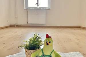 **Großzügiges Wohnzimmer mit Balkon - 2-Raum Wohnung - Stellplatz** – Harsdorfer Platz 5, 39110 Stadtfeld West, Magdeburg – Vorschaubild 4