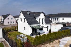Modernes Einfamilienhaus mit Doppelgarage und schönen Garten in Schwandorf – Die vollständige Adresse der Immobilie erhältst du vom Anbieter., 92421 Schwandorf – Vorschaubild 1