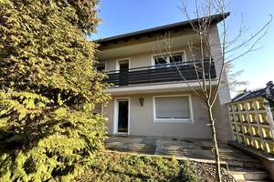 Schön geschnittenes und ruhig gelegenes Zweifamilienhaus mit Potenial - befr. Vermietet