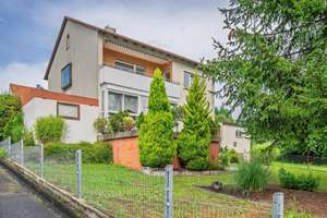 Charmantes Zweifamilienhaus mit idyllischem Gartenparadies