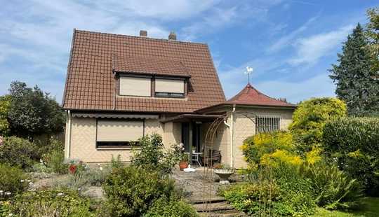 Bild von Einfamilienhaus mit angrenzenden Baugrundstück in besonders schöner Lage von Wolfenbüttel