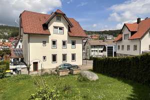 Zentral wohnen mit vielseitigen Möglichkeiten – Gepflegtes Mehrfamilienhaus mit Garten und Stellplät – Die vollständige Adresse der Immobilie erhältst du vom Anbieter., 78136 Schonach im Schwarzwald – Vorschaubild 4