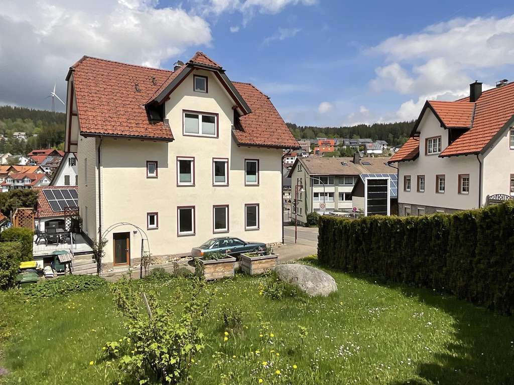 Immobilie in Schonach im Schwarzwald - Zentral wohnen mit vielseitigen Möglichkeiten – Gepflegtes Mehrfamilienhaus mit Garten und Stellplät - Bild 3