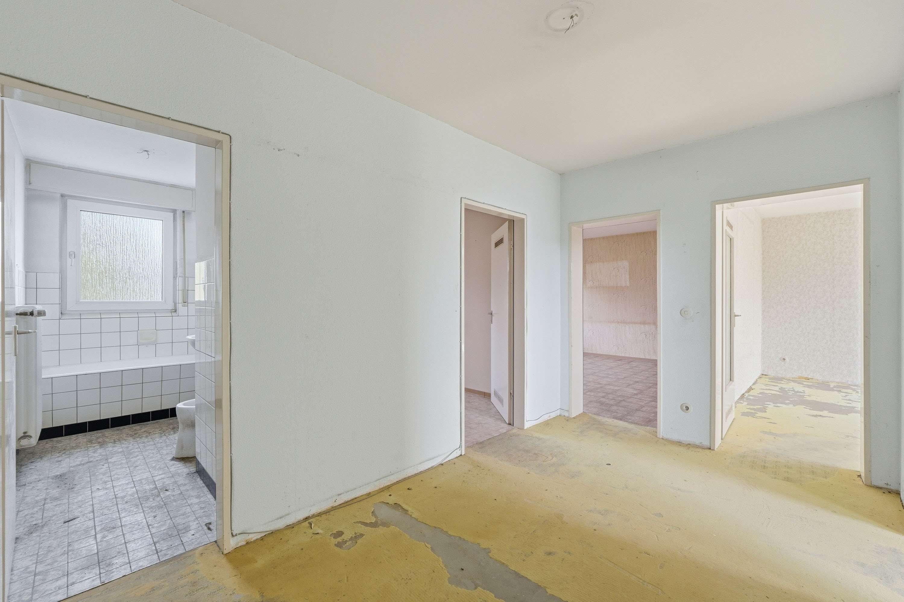 Leerstand zur Neu-Gestaltung: 3-Zimmer Wohnung mit Balkon + Stellplatz, Bonn – Bild 2
