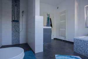 Ein Zuhause mit außergewöhnlichen Möglichkeiten -  stilvolles Zweifamilienhaus in Frankfurt-Harheim – 60437 Harheim, Frankfurt am Main – Vorschaubild 40