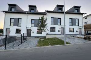 Neuwertiges Reihenhaus im Neubaugebiet Sonnenberg: 5-Zimmer, Keller, Garten und Stellplatz – Am Kalkofen 3, 55232 Alzey – Vorschaubild 1