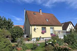 Charmantes Einfamilienhaus mit Blick ins Grüne – in begehrter Lage von Rastatt – Die vollständige Adresse der Immobilie erhältst du vom Anbieter., 76437 Rastatt – Vorschaubild 1